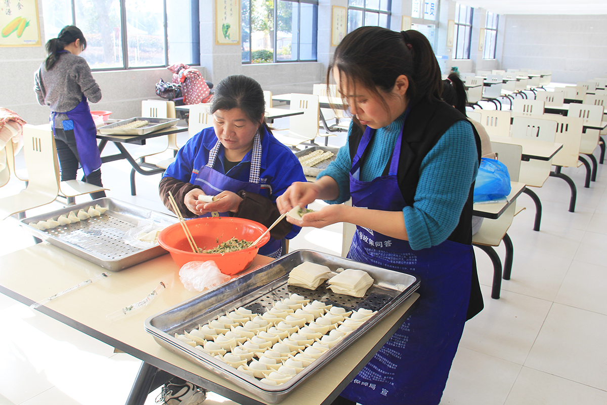 尊龙凯时官网集团员工一起包饺子