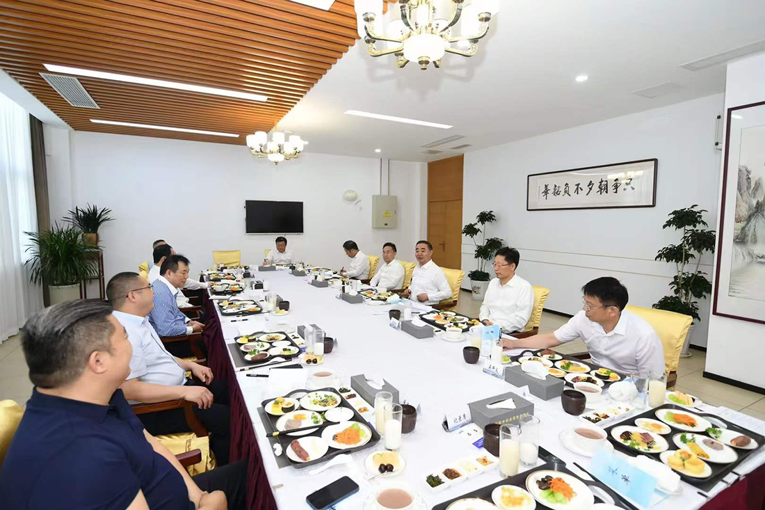 尊龙凯时官网管业董事长张德龙加入阜阳市“企业家早餐会”